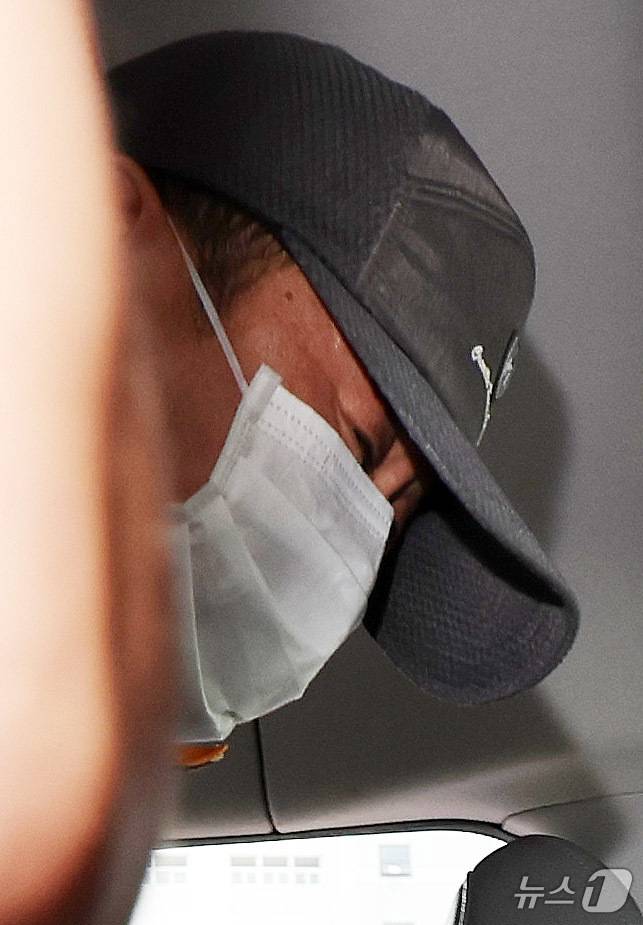 사제 총기 살해 사건 피의자 A 씨(62·남)가 지난달 30일 오전 인천논현경찰서에서 검찰로 송치되고 있다.2025.7.30/뉴스1 ⓒ News1 박지혜 기자