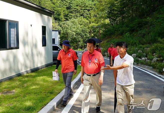 박범인 금산군수 국립금산자연휴양림 현장 점검 모습 (금산군 제공.재판매 및 DB금지)