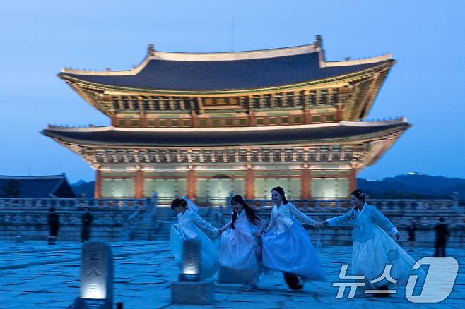 2025년 상반기 '경복궁 야간관람' 때 경복궁을 찾은 시민들 모습.  /뉴스1 ⓒ News1 이승배 기자