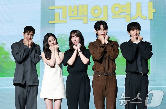 배우 공명(왼쪽부터)과 신은수, 남궁선 감독, 차우민, 윤상현이 25일 오전 서울 마포구 호텔 나루 서울 엠갤러리에서 열린 넷플릭스 영화 '고백의 역사' 제작보고회에 참석해 포즈를 취하고 있다. '고백의 역사'​는 1998년, 열아홉 소녀 박세리가 일생일대의 고백을 앞두고 평생의 콤플렉스인 악성 곱슬머리를 펴기 위한 작전을 계획하던 중 전학생 한윤석과 얽히며 벌어지는 청춘 로맨스​다. 2025.8.25/뉴스1 ⓒ News1 권현진 기자