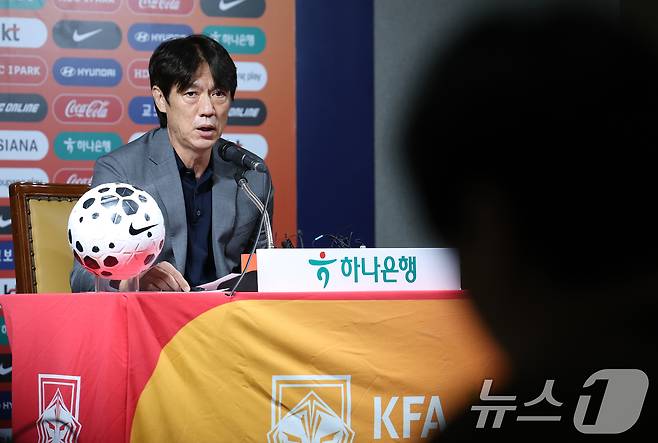 홍명보 축구 국가대표팀 감독이 25일 오후 서울 종로구 축구회관에서 9월 A매치 국가대표 명단을 발표하고 있다. 2026 북중미월드컵 대비 미국 원정 평가전에 나서는 축구대표팀은 다음 달 7일 미국 뉴저지주 해리슨에서 미국(세계랭킹 15위), 10일 테네시주 내슈빌에서 멕시코(13위)를 차례로 상대한다. 2025.8.25/뉴스1 ⓒ News1 오대일 기자