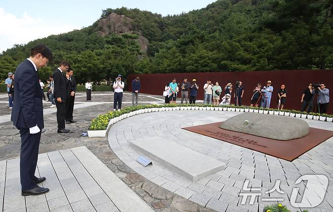 조국 조국혁신당 혁신정책연구원장이 25일 경남 김해시 진영읍 봉하마을을 찾아 고 노무현 전 대통령 묘역을 참배하고 있다. 2025.8.25/뉴스1 ⓒ News1 윤일지 기자