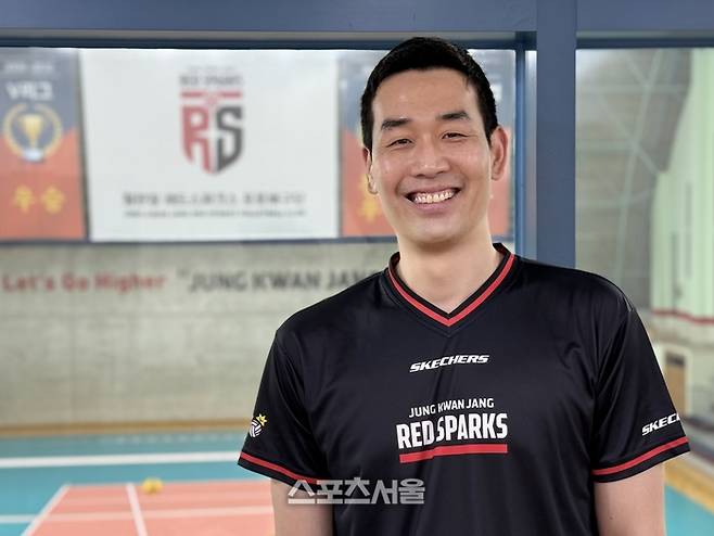 정관장 고희진 감독이 19일 대전 신탄진 훈련 체육관에서 본지와 만나 인터뷰한 뒤 사진 촬영에 임하고 있다. 대전 | 정다워 기자