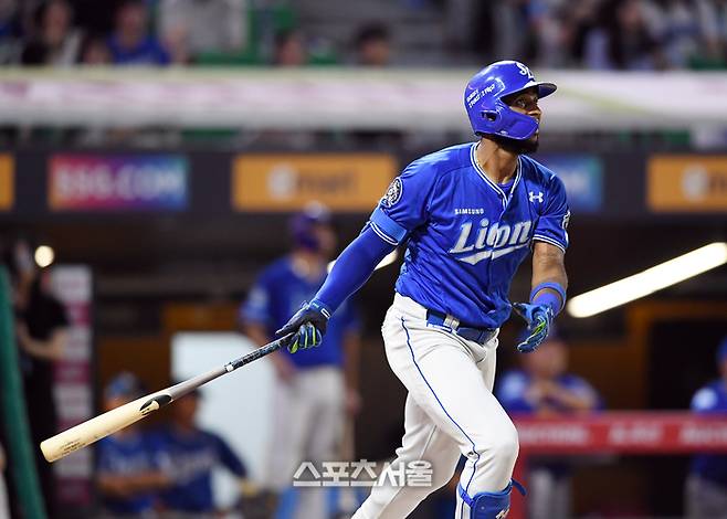 삼성 디아즈가 6일 인천SSG랜더스필드에서 열린 2025 KBO리그 SSG와 경기에서 솔로 홈런을 날리고 있다. 문학 | 박진업 기자 upandup@sportsseoul.com