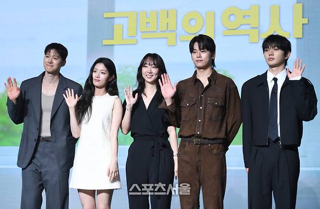 공명, 신은수, 남궁선 감독, 차우민, 윤상현(왼쪽부터)이 25일 서울 마포 호텔 나루 서울 엠갤러리에서 진행된 넷플릭스 ‘고백의 역사’ 제작보고회에서 포즈를 취하고 있다. 2025. 8. 25.  최승섭기자 thunder@sportsseoul.com