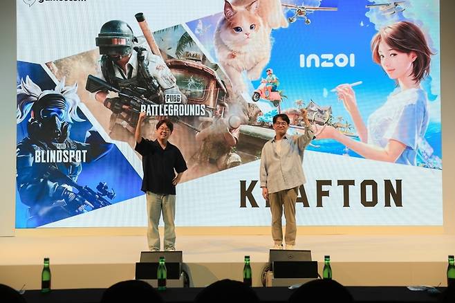 ‘게임스컴 2025’에서 열린 크래프톤 현장 간담회에서 블라인드스팟 양승명 PD(왼쪽)와 인조이스튜디오 김형준 대표가 포즈를 취하고 있다. 사진 | 크래프톤