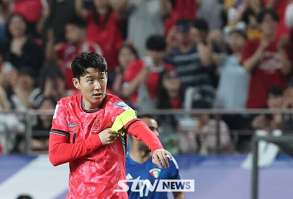 10일 서울 마포구 서울월드컵경기장에서 열린 2026 국제축구연맹(FIFA) 북중미월드컵 아시아 3차 예선 한국과 쿠웨이트의 경기, 한국 손흥민이 교체 투입된 후 주장 완장을 차고 있다. /사진=뉴시스