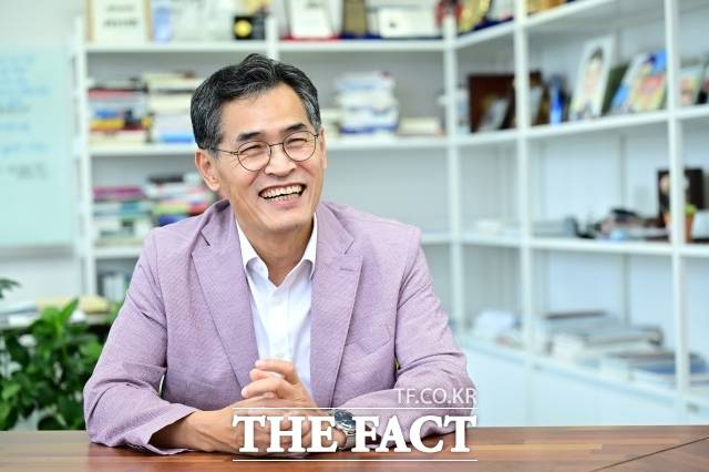 이기재 양천구청장이 21일 오후 서울 양천구 양천구청에서 <더팩트>와 인터뷰를 하고 있다. /남윤호 기자