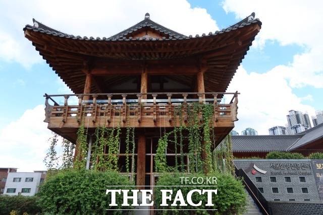 19일 오후 서울 동대문구 서울약령시 내 서울한방진흥센터 건물 모습. '케데헌' HAN의원 외관을 닮았다. /동대문=이상빈 기자