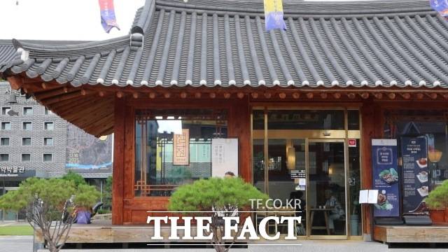 HAN의원 전체적인 실루엣은 서울한방진흥센터 입구의 한방카페를 참고한 듯하다. /동대문=이상빈 기자