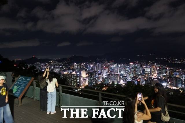 남산서울타워 전망대에서 바라본 서울 야경. 외국인 관광객들이 전망대에서 사진 촬영을 하고 있다. /남산=이상빈 기자