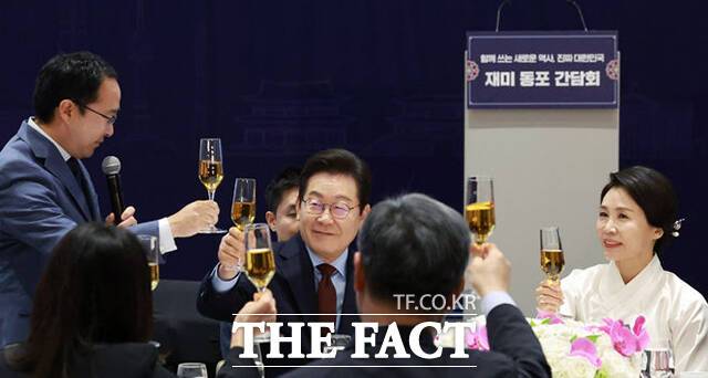 이재명 대통령과 김혜경 여사가 앤디 김 상원의원 등 참석자들과 건배를 하고 있다.