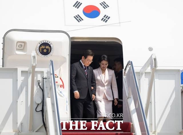 한미 정상회담을 위해 미국을 방문한 이재명 대통령과 김혜경 여사가 25일 워싱턴DC 앤드루스 공군기지에 도착하고 있다. /뉴시스