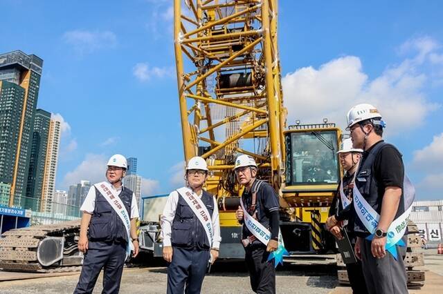 계룡건설 윤길호 대표이사(왼쪽에서 두 번째)가 '안전한 일터 프로젝트' 결의대회와 함께 현장 안전 점검을 진행하고 있다. /계룡건설