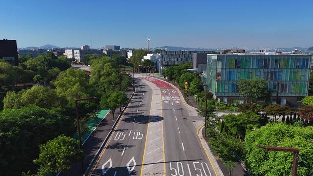'2025 파주북시티 마라톤 대회'는 전 구간이 평지로 이루어져 기록 단축을 노리는 러너부터 처음 도전하는 참가자까지 누구나 부담 없이 완주에 도전할 수 있다. /2025 파주북시티 마라톤