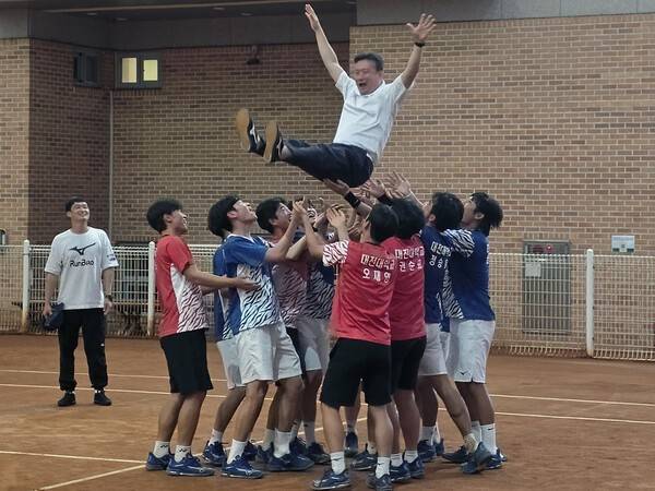 대전대 남자소프트테니스 선수들이 지난 20일 제61회 국무총리기 우승 뒤 조홍석 감독을 헹가레 치고 있다. 사진/대전대 제공