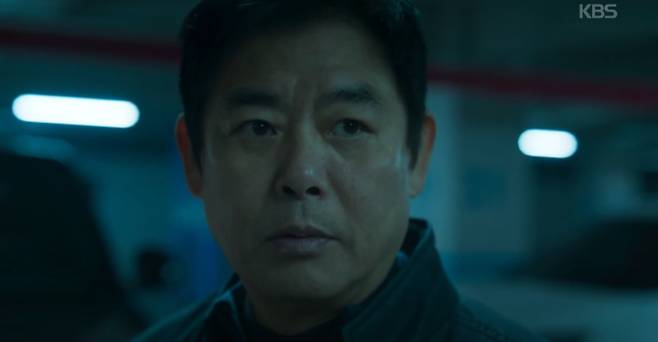 KBS 드라마 '트웰브' 2화에서는 수천 년간 세상을 지켜온 12지신 천사들이 힘을 잃고 평범한 인간으로 전락하는 충격적인 사건이 발생했다. 이와 동시에 오랜 봉인에서 깨어난 강력한 악의 존재 '오귀'가 세상을 위협하기 시작했다. 리더 태산(마동석 분)을 비롯한 천사들은 능력 상실이라는 절망적인 상황 속에서도 세상을 구해야 한다는 사명감으로 다시 뭉칠 것을 다짐한다. 힘을 잃은 수호신들이 거대한 악에 맞서 어떻게 싸워나갈지 귀추가 주목된다.