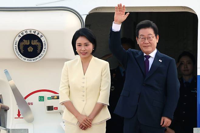 이재명 대통령과 부인 김혜경 여사가 일본·미국 정상과 순차 정상회담 참석을 위해 23일 오전 경기도 성남 서울공항을 통해 출국하며 인사를 하고 있다./뉴스1