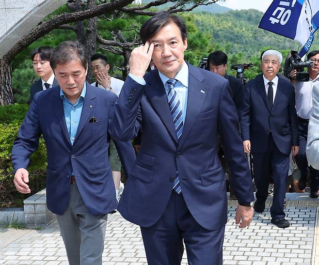 조국 조국혁신당 전 대표가 24일 부산 중구 부산민주공원을 찾아 참배한 뒤 이동하고 있다. 부산민주공원은 조 전 대표가 조국혁신당 창당 선언을 한 장소다./ 연합뉴스