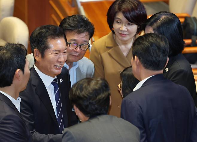더불어민주당 정청래 대표가 25일 오전 서울 여의도 국회 본회의에서 상법 일부개정법률안(2차 상법 개정안) 투표를 마친 뒤 최민희, 김현, 한정애 의원등과 이야기를 나누고 있다./남강호 기자