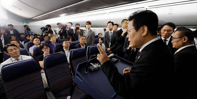 이재명 대통령이 24일(현지시간) 일본 도쿄 하네다공항 이륙 뒤 미국 워싱턴DC로 향하는 공군 1호기 기내에서 기자간담회를 하고 있다. /연합뉴스