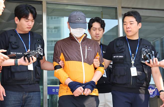 인천 송도에서 사제 총기로 아들을 살해한 60대 남성 A씨가 지난달 30일 인천 논현경찰서 유치장에서 검찰로 송치되고 있다. /연합뉴스
