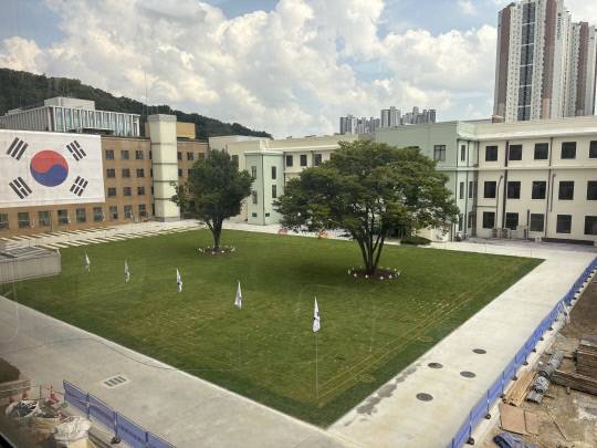충북도가 도청사 재배치 사업을 추진하면서 조성된 본관과 신관 사이의 잔디광장. 김동민 기자