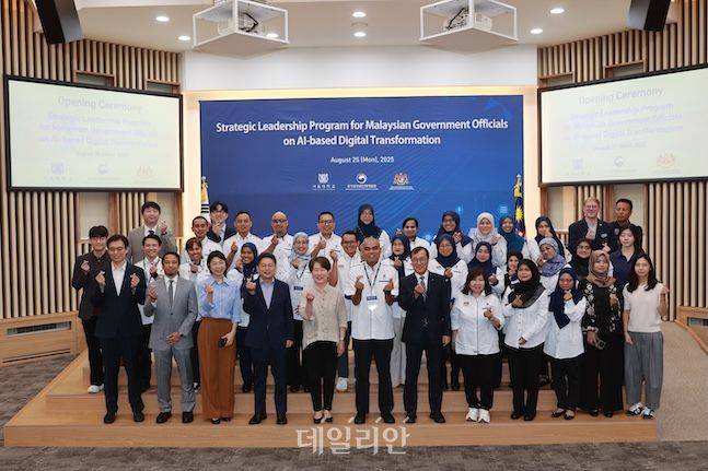 25일 국가공무원인재개발원 과천분원에서 개최된 '2025 말레이시아 공무원 전략적 리더십 과정' 입교식을 마치고 참석자들이 기념촬영을 하고 있다. ⓒ국가공무원인재개발원