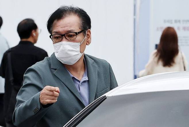 '건진법사' 전성배씨가 지난 21일 민중기 특별검사팀 사무실이 마련된 서울 종로구 KT 광화문빌딩 웨스트에 출석하고 있는 모습. ⓒ연합뉴스