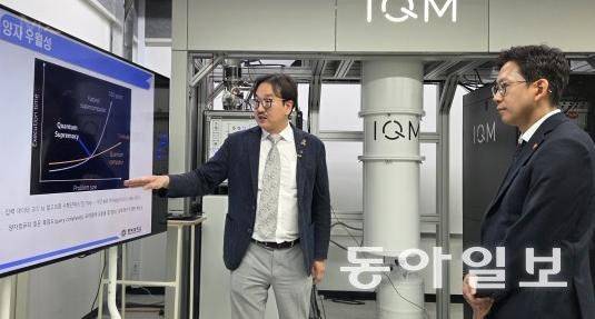7일 충북대 충북양자연구센터에서 김기웅 충북대 물리학과 교수(왼쪽)가 배경훈 과학기술정보통신부 장관에게 IQM 스파크(Spark) 양자컴퓨터와 양자인력 양성 계획에 대해 설명하고 있다. 이병구 동아사이언스 기자 2bottle9@donga.com