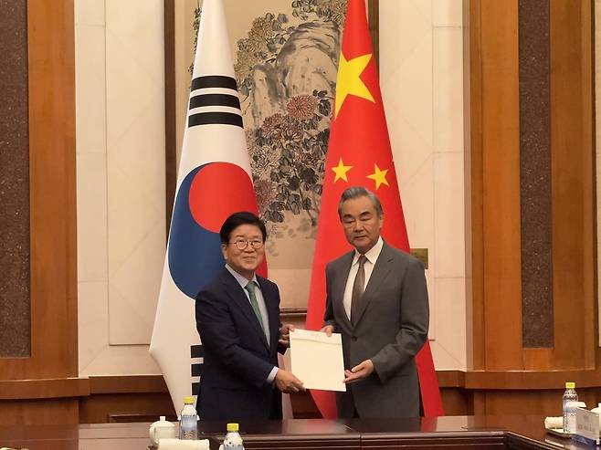 24일 중국 베이징에 입국한 이재명 대통령의 특사단이 첫 일정으로 왕이 중국 외교부장과 회동하고 이 대통령의 친서를 전달했다. 특사단장인 박병석 전 국회의장이 왕 부장에게 친서를 전달하고 있다.(공동취재단) 2025.08.24 베이징=뉴시스