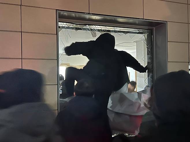 지난 1월 19일 새벽 윤석열 대통령에 대한 구속영장이 발부되자 서울 서부지법에 지지자들이 진입해 난동을 부리고 있다. 2025.1.19 뉴스1