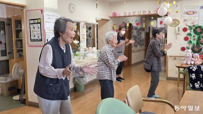 지난달 22일 일본 사이타마시 치매 그룹홈에서 입소자들이 TV 화면을 보며 건강체조를 따라하고 있다. 사이타마·도쿄=박성민 기자 min@donga.com