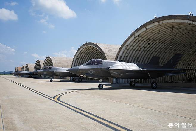 미 해병대 211 전투공격비행대대 소속 F-35B 스텔스전투기들이  22일 전북 군산 공군기지 내 격납고를 나와   활주로로 이륙 지점으로 이동하고 있다. 군산=박형기 기자 oneshot@donga.com