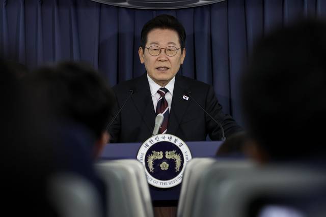 이재명 대통령이 24일(현지시간) 일본 도쿄 하네다공항 이륙 뒤 한미 정상회담을 위해 미국 워싱턴DC로 향하는 공군 1호기 기내에서 기자간담회를 하고 있다. 연합뉴스