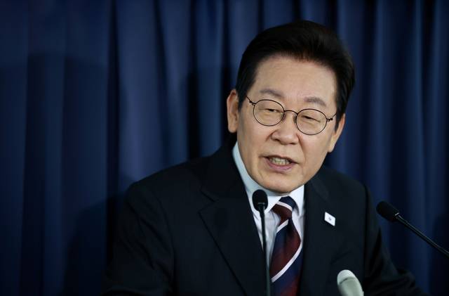 이재명 대통령이 24일(현지시간) 일본 도쿄 하네다공항 이륙 뒤 한미 정상회담을 위해 미국 워싱턴DC로 향하는 공군 1호기 기내에서 기자간담회를 하고 있다. [연합뉴스]