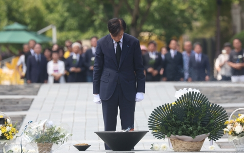조국 조국혁신당 혁신정책연구원장이 25일 경남 김해시 진영읍 봉하마을 노무현 전 대통령 묘역을 참배하고 있다.  [연합뉴스]