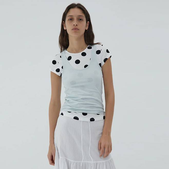Paloma Wool 볼드한 도트 패턴으로 경쾌하고 스타일리시하게 연출할 수 있는 티셔츠.