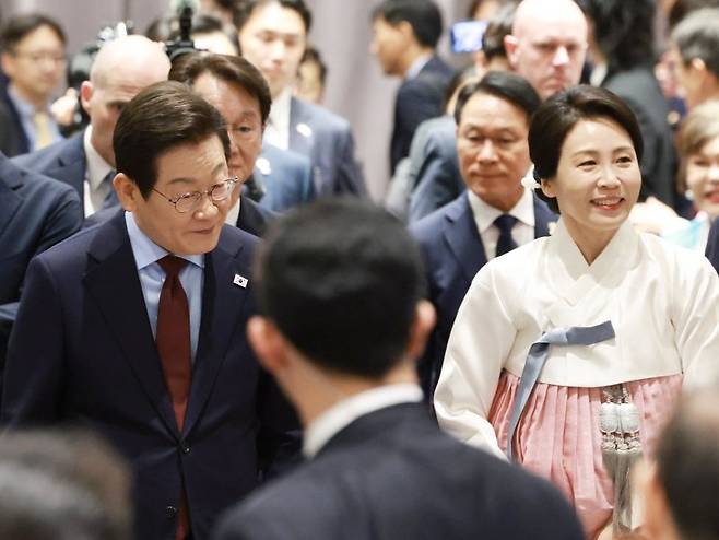 이재명 대통령과 김혜경 여사가 24일(현지 시간) 미국 워싱턴DC의 한 호텔에서 열린 재미동포 만찬 간담회에 참석하고 있다. 사진=뉴시스