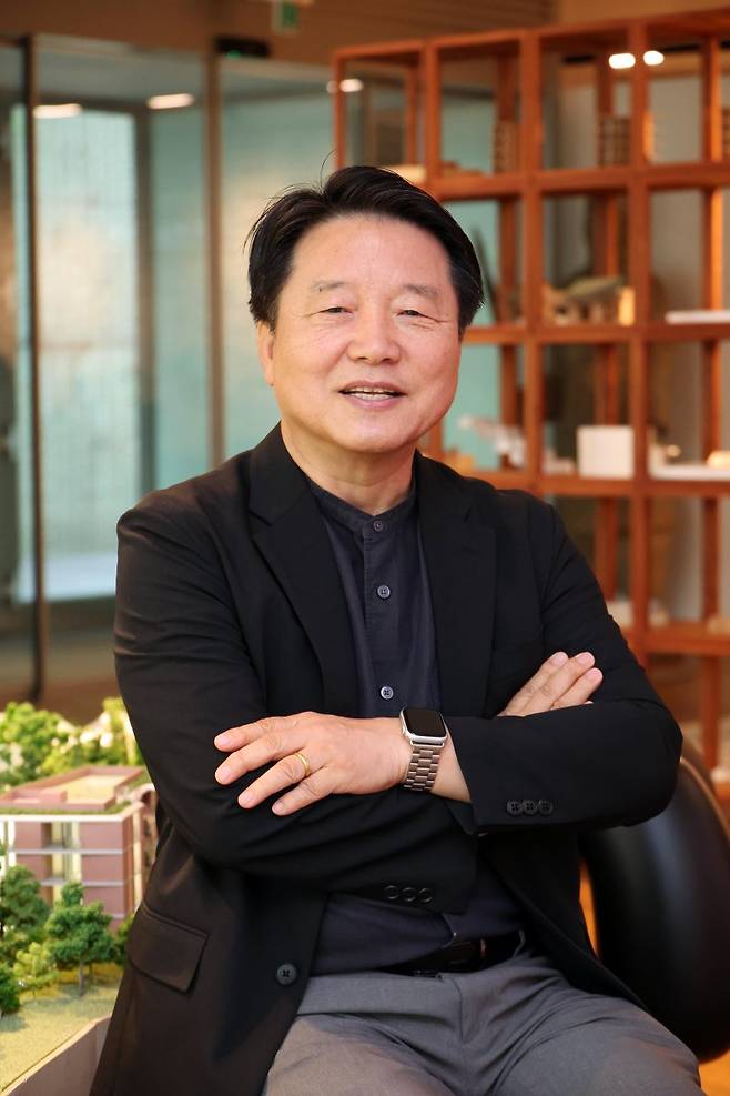 오동희 ㈜간삼 대표가 지난 22일 서울 중구 동호로 간삼건축 본사에서 직장생활 42년과 '500번째 월급'의 의미에 대해 말하고 있다. 사진=박범준 기자