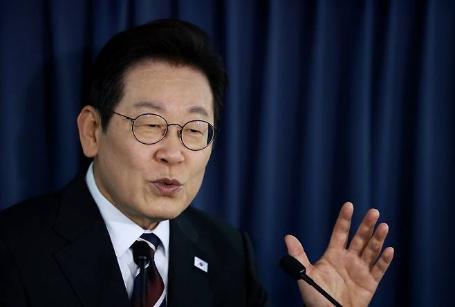 이재명 대통령이 24일(현지시간) 일본 도쿄 하네다공항 이륙 뒤 한미 정상회담을 위해 미국 워싱턴DC로 향하는 공군 1호기 기내에서 기자간담회를 하고 있다. 공군1호기/연합뉴스