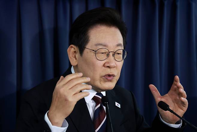 이재명 대통령이 24일(현지시간) 일본 도쿄 하네다공항 이륙 뒤 한미 정상회담을 위해 미국 워싱턴DC로 향하는 공군 1호기 기내에서 기자간담회를 하고 있다. 연합뉴스