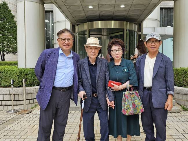 고 김선규씨의 아들 김윤보(86)씨(왼쪽에서 두 번째)가 아버지 재심 무죄 판결을 받은 뒤 서울중앙지법 앞에서 기념 촬영을 하고 있다. 장현은 기자 mix@hani.co.kr