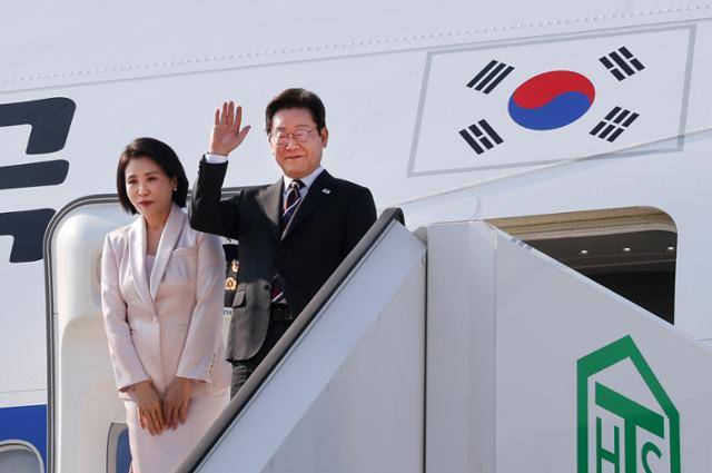 한일 정상회담을 마친 이재명 대통령과 부인 김혜경 여사가 24일 일본 도쿄 하네다공항에서 도널드 트럼프 미국 대통령과의 한미 정상회담을 위해 워싱턴 DC로 향하며 공군1호기에 올라 인사하고 있다. 도쿄=연합뉴스