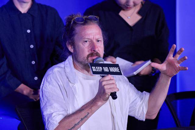 '슬립노모어 서울'을 만든 영국 제작사 펀치드렁크의 창립자 펠릭스 배럿이 20일 한국 기자들과 만나 공연에 대해 설명하고 있다. 미쓰잭슨 제공