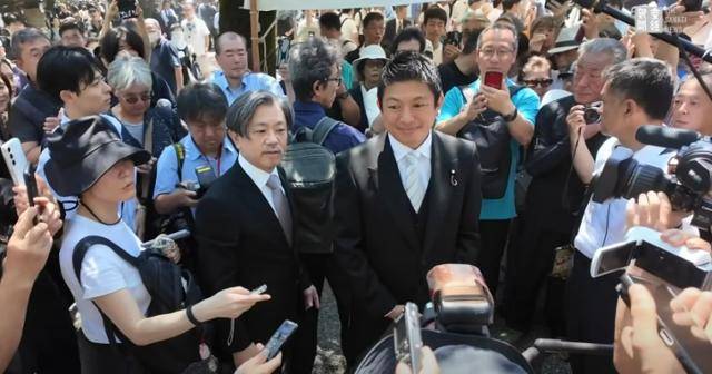 가미야 소헤이(앞줄 왼쪽 세 번째) 일본 참정당 대표가 일본의 제2차 세계대전 패전일인 15일 도쿄 야스쿠니신사에서 당 소속 국회·지방의회 의원들과 집단 참배하고 나온 뒤 지지자와 기자들에 둘러싸여 있다. 산케이신문 유튜브 캡처