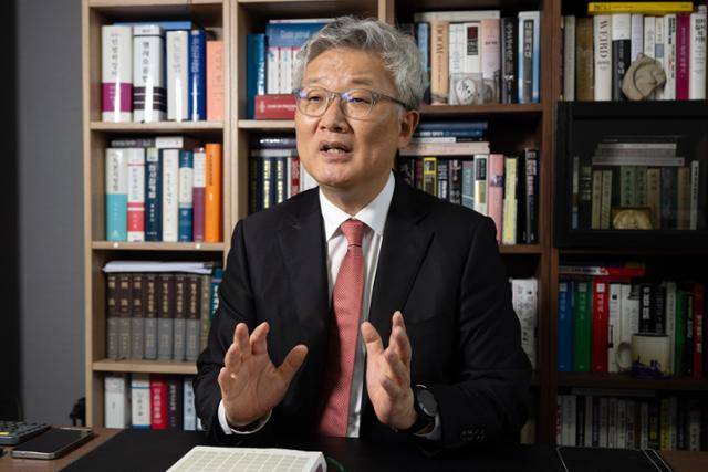 김종민 변호사가 7일 서울 서초구 법무법인 MK파트너스 사무실에서 본보와 인터뷰하고 있다. 박시몬 기자