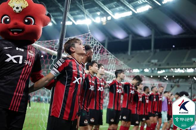 서울 김진수(왼쪽 두 번째)가 24일 서울월드컵경기장에서 열린 울산과의 리그 27라운드서 3-2로 이긴 뒤 팬들 앞에서 기쁨을 나누고 있다. 그는 이날 주장을 맡아 2도움을 올리며 맹활약했다. 사진=프로축구연맹
