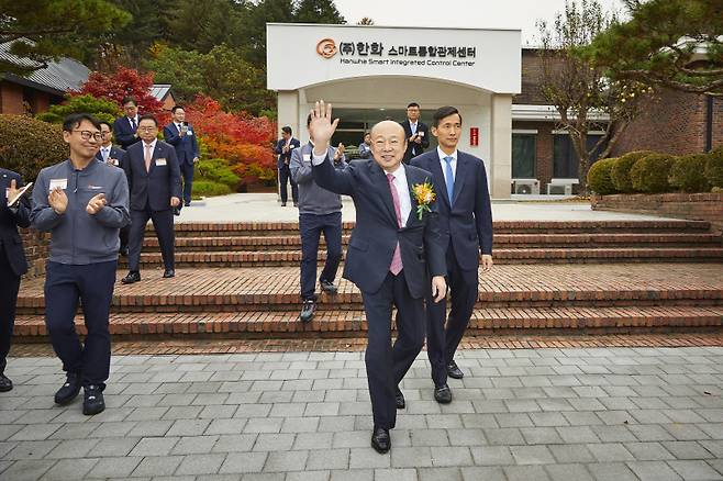 지난 2024년 ㈜한화·한화에어로스페이스 보은사업장 찾은 김승연 한화그룹 회장과 김동관 부회장. 한화 제공