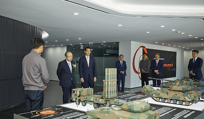 한화에어로스페이스의 창원사업장을 둘러보고 있는 김승연 한화 회장. 한화 제공